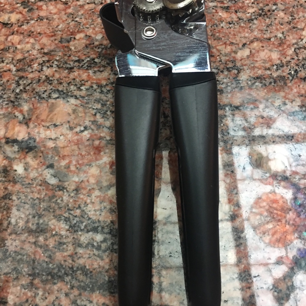 Vintage Good Cook can opener with black handles. Needs sharpening. Doesn’t work
